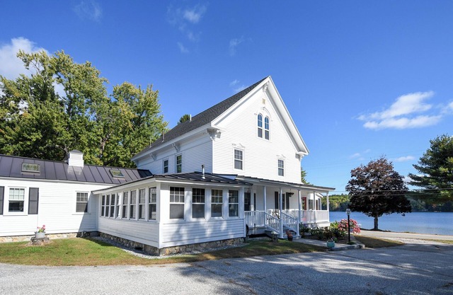 * NEW FOR 2025 * Exquisite Art-Filled Retreat on Pleasant Lake