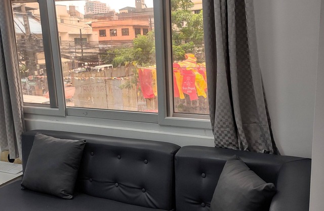 New Furn 1 Br/1 Bath/Kitchen, Manila-Univ Belt, AC, Hot water, Wifi, Netflix -u2