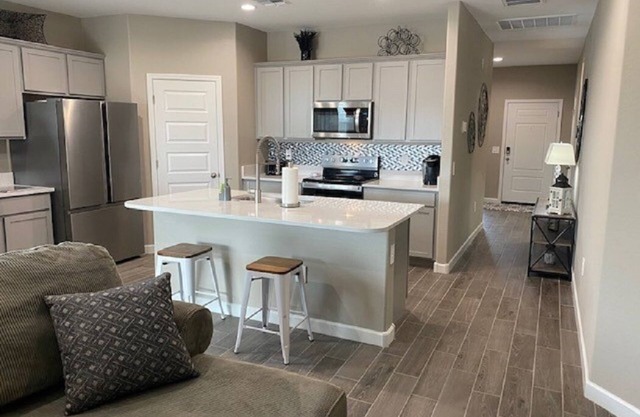 New home close to Watson shopping area. Prof furnished. All utilities included