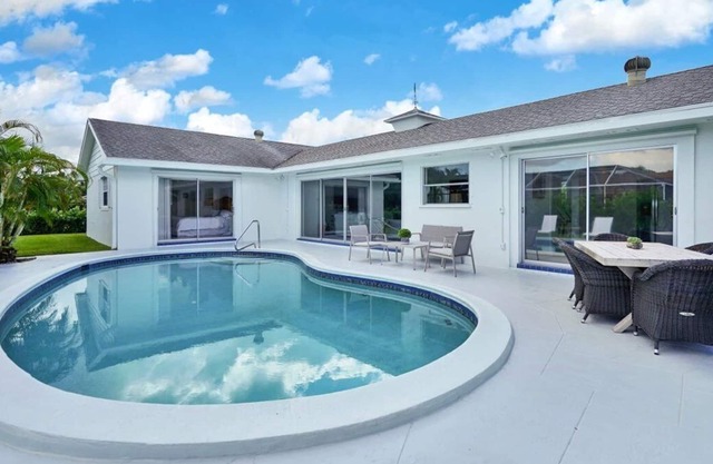 NEW Idyllic Coastal Family Home Close To Beaches, Restaurants and Inlet