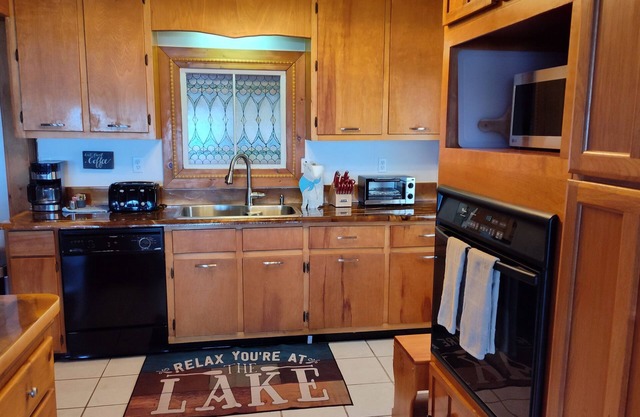 -NEW LISTING- Lake Front 1300sq ft Home, Ocala National Forest, Salt Springs