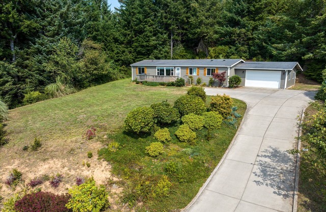 *New Listing* Peaceful Hilltop Home, Newly Remodeled, Private, Gas Grill, Walk to Lake!