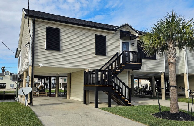 New listing!Raised waterfront property for some great fishing and entertaining