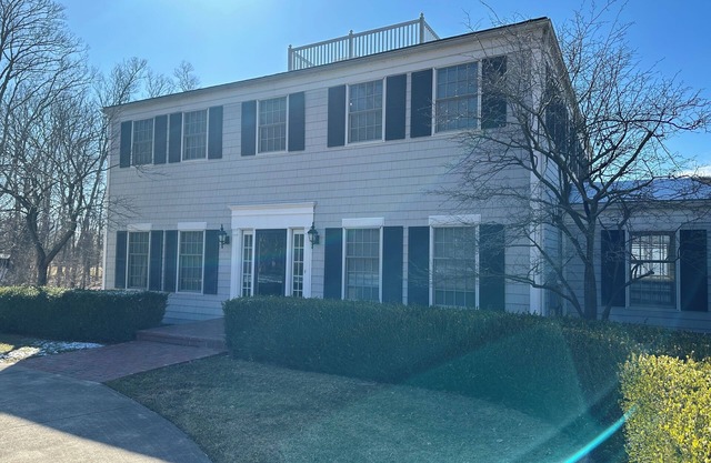 NEW LISTING - SEIZE THE DAY 8 Br/3.5 Ba lakefront home sleeps up to 18