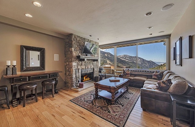 New Listing! Ski in/Ski out to Snowbird in Beautiful Two Bedroom with Stunning Views