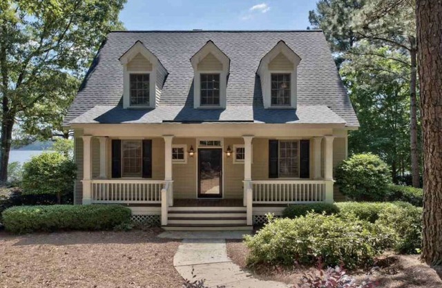 New listing! Spacious Waterfront Cottage! Family Friendly Getaway!