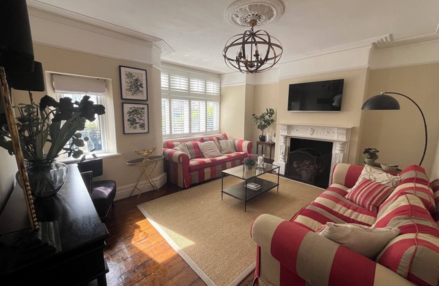 NEW LISTING -Stunning Town House City Centre- FREE PARKING!