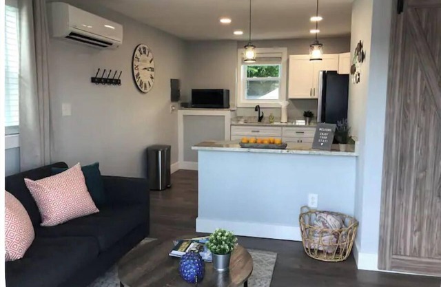 NEW lovely studio apartment with onsite parking!