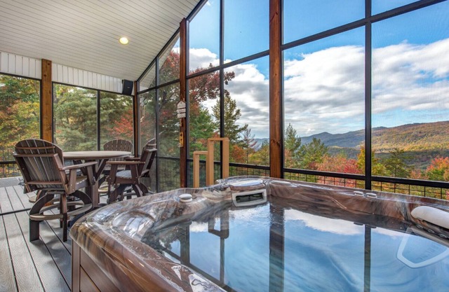 New LUX 4BR w views! Hot Tub + Media Room