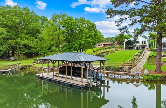 NEW! Luxe Lakefront Retreat w/Hot Tub + Kayaks