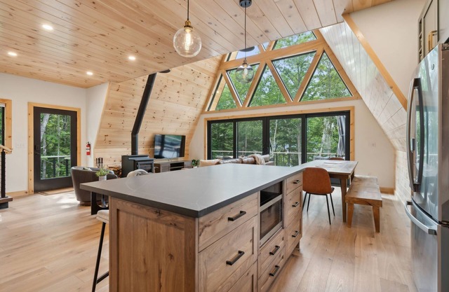 NEW Luxury A-Frame, Lake Access w/hot tub