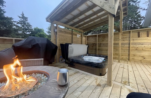 New luxury house w/hot tub private setting walk to ocean