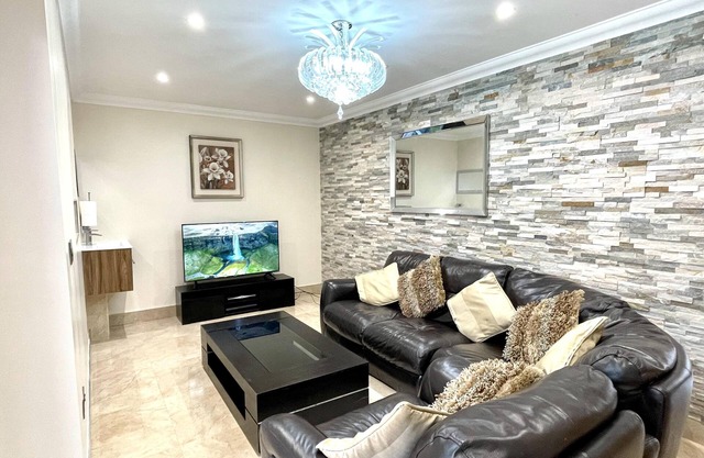 New Luxury Modern House Near Airport Free Parking