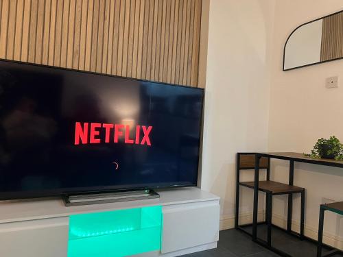 New Modern 3 Bed En-suites City Centre Apartment - Sleeps 8 - Parking Options