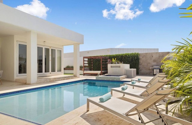 NEW Modern Villa ~ Jacuzzi ~Pvt Pool ~ Close2Beach