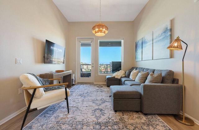 New N Park 2br Penthouse ~King Beds~Work Spaces~Views~Parking!