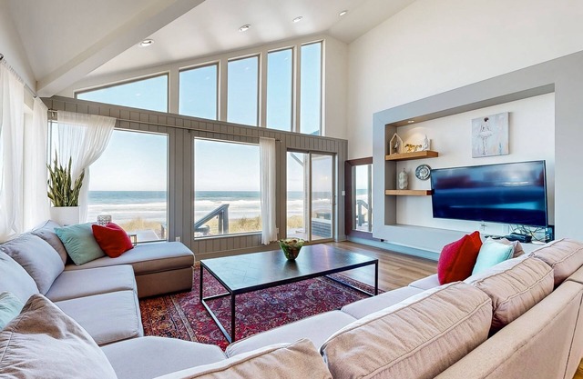 New oceanfront home w/hot tub, views, A/C & beach access, 2 dogs OK