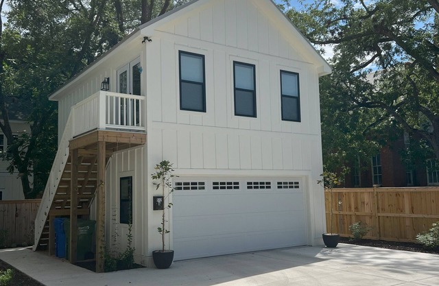 New pet-friendly 1BR/1BA Historic District carriage house 4 blocks to riverwalk