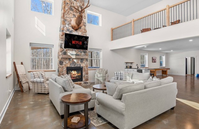 New Pocono Barndominium sleeps 20ppl on 40 acres with a Hot Tub & Fire Pit!