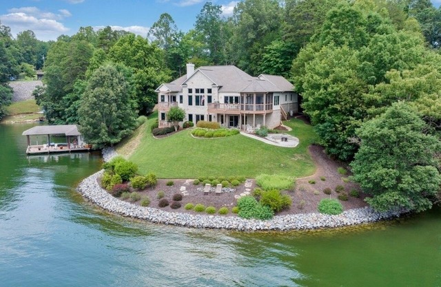 NEW! Secluded Lakefront Oasis 5br + 3 Flex Rooms: Dock+Firepit+Kayaks- Sleeps 18