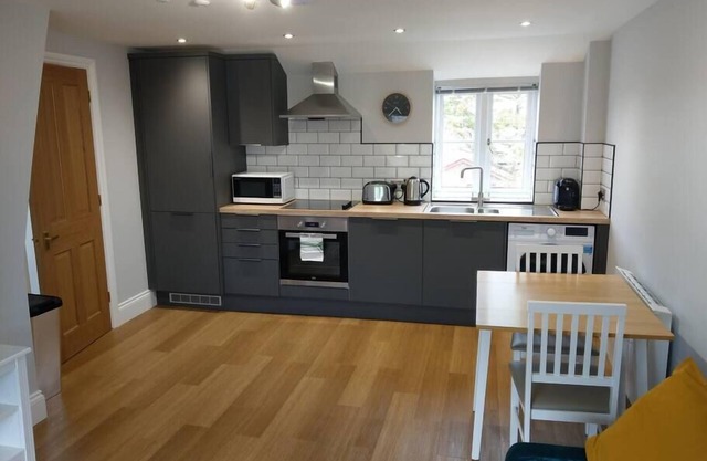 New Serviced 1-bed Apartment - inc private parking