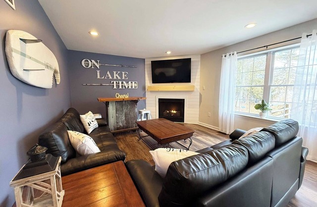 NEW Sinca Shores Lakefront Luxury 5BR - With Hot Tub & Fire Pit