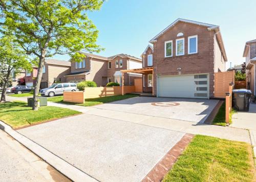 New Spacious 5 BDRM Home in Mississauga