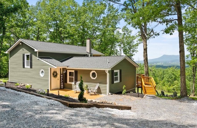 NEW STUNNING VIEW OVERLOOK MASSANUTTEN with HOT TUB and Adjoin SHEN NATL PARK!