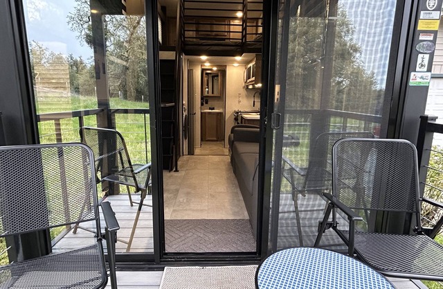 New tiny house near Grass Valley on shared 5 acre wooded lot! Hot tub access!