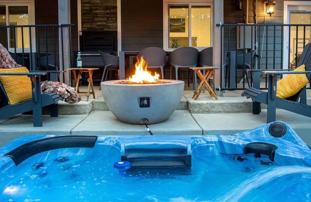 Newly-built duplex in Sierra Mountains, hot tub