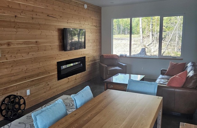 Newly built Fernie Alpine Retreat - beautiful mountain views off private deck.