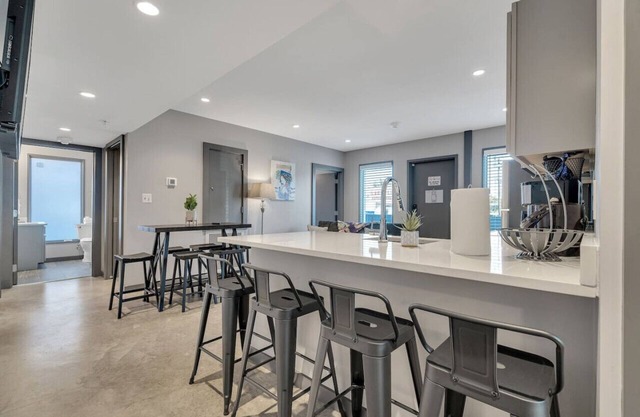 Newly Built Group Pad 5min to Frenchman/FQ+Parking