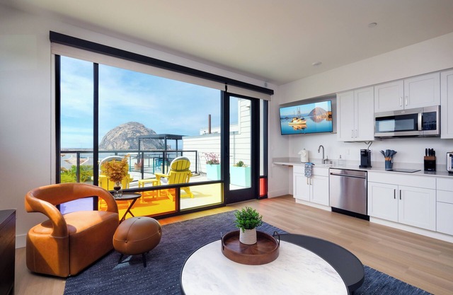 Newly Built Harbor View Suite Steps from the Embarcadero - Rock and Harbor Views