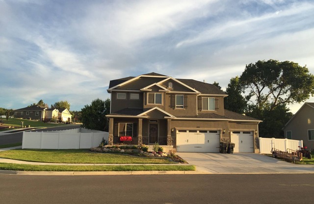 Newly Built Home With 6 Bed/3.5 Bath! 15 minutes to Lagoon, HAFB, and Snowbasin!