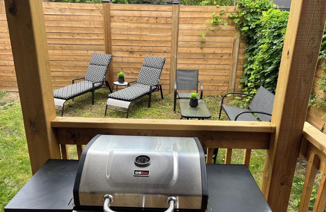 Newly built modern3BR - 2 bath loft with Terrace and parking close to beach