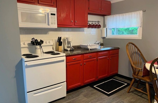Newly Remodeled 1-BR Close to Everything yet Very Private