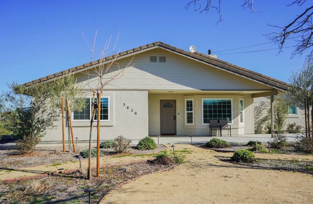 Newly remodeled 4-bedroom, 3-bathroom home with jacuzzi close to downtown Paso
