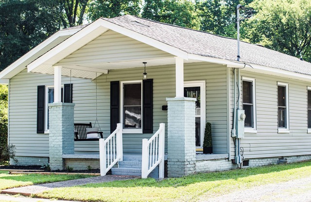 Newly Remodeled Downtown Fort Mill home: 3 Queens - Sleeps 6