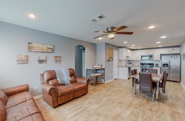 Newly remodeled home 15 mins from downtown & bishop arts