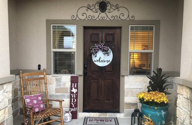 Newly remodeled beautiful 3BDRM 3.5BA Townhouse in the heart of Aggieland!