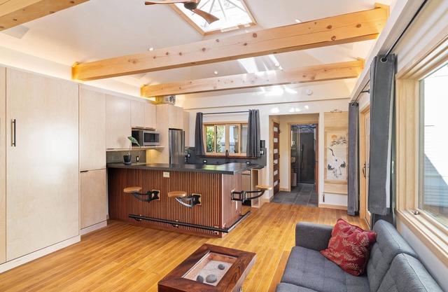 Newly Renno'd Modern Studio in downtown Corvallis, walk to OSU! by The Tachibana