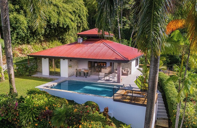 Newly Renovated 2 King, 2 Bath, AC, Fiber Optic Villa Ocean and Valley Views