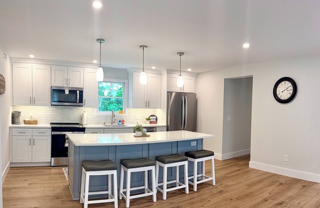 Newly renovated 4-bedroom farmhouse on beautiful vineyard - Great location.