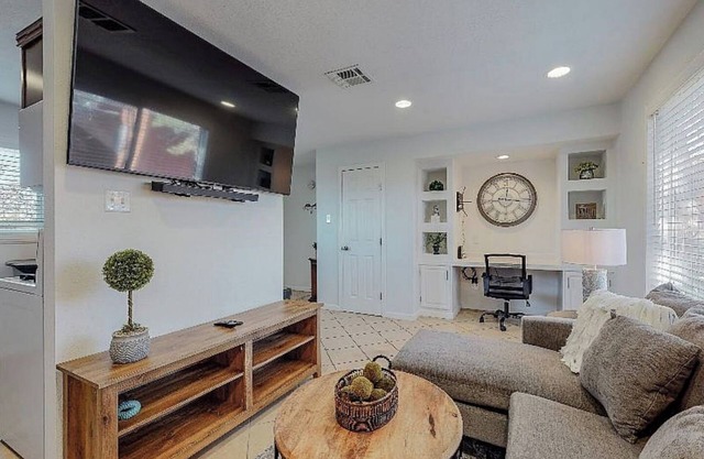 Newly Renovated Apartment with New Furnishings (unit 210)