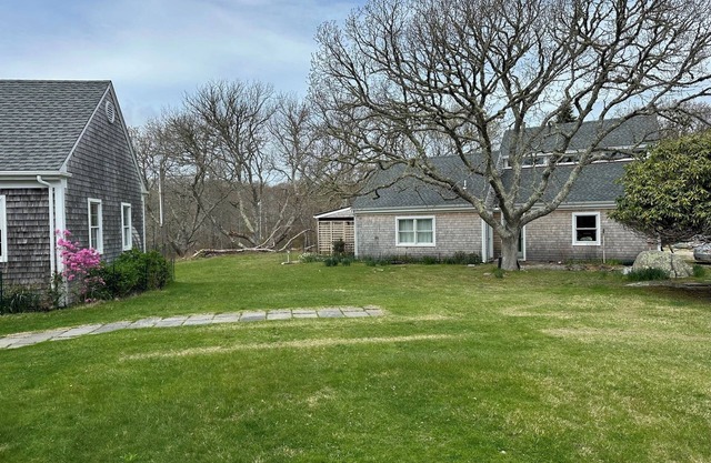 Newly Renovated Charming Guest House in Chilmark with WiFi, AC, Covered Porch