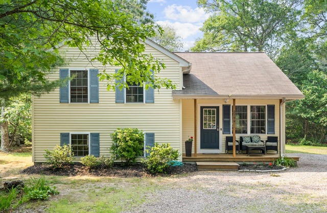 Newly renovated cottage 5 minute drive to several beaches. Great location!