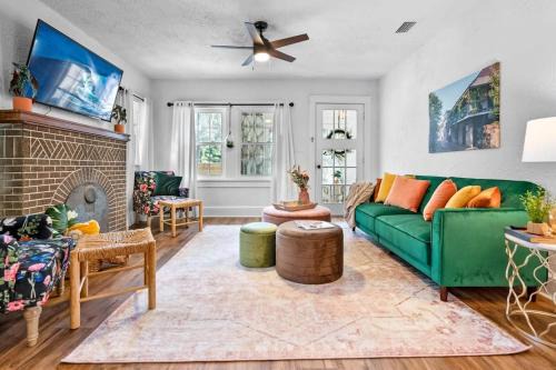 Newly Renovated Whimsical Cottage 2 Beds Hot Tub Dog Friendly