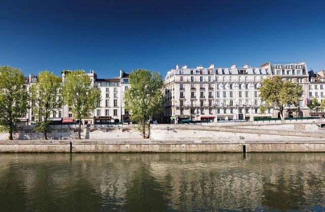 NEXT TO ILE DE LA CITÉ, FEW METERS AWAY QUAI DES GRANDS AUGUSTINS AT RUE SÉGUIER