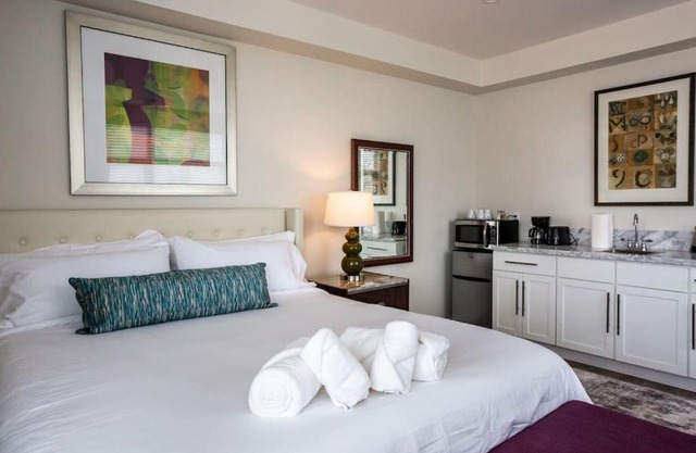 Next to San Diego Downtown - Cali King Size Studio