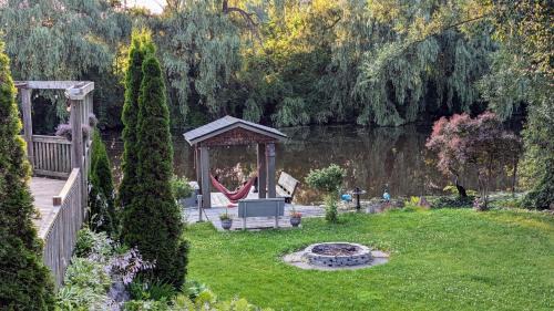 Niagara Creekside B&B - Waterfront suite